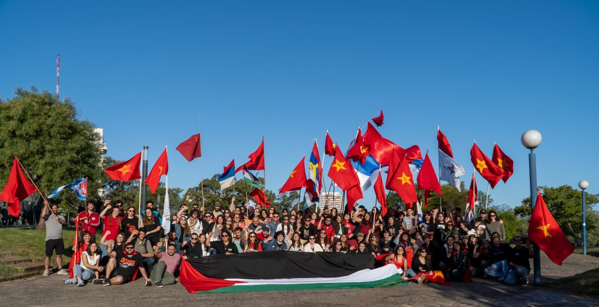 Militantes de la UJC con banderas