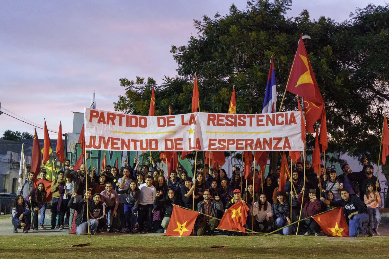 Militantes de la UJC con banderas